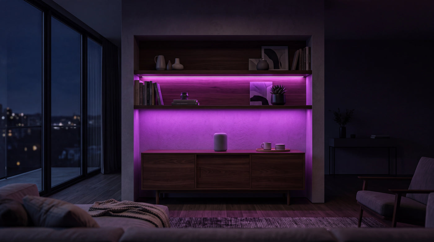 Regal mit farbigem RGB-Akzentlicht