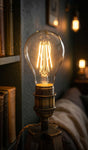 LUMOnova Classic Filament A60 auf Stativleuchte im Wohnraum